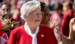 你笨吗？如果你相信政客的谎言，恐怕你就是