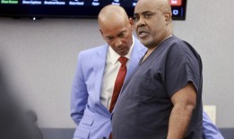 被控杀害Tupac Shakur的男子在审判前请求法官软禁而不是监禁