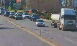 珀斯的交通：由于撞车、侧翻和卡车故障，汽车在主要道路上排了几公里的队