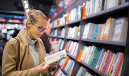 理查德·奥斯曼揭示了为什么机场的书比其他任何地方都“大”