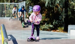 山楂滑冰空间开放的青少年和新手滑冰在不列颠尼亚保护区