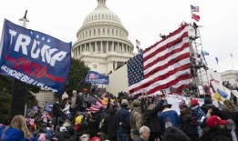 在美国国会大厦用杆子袭击警察的男子被判20年监禁