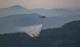 由于土耳其的大火得到控制，达达尼尔海峡的一些船只恢复了交通