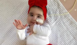 艾丽的免疫系统严重受损，她不得不和她的“泡泡妈妈”生活在一个泡泡里