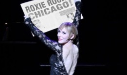 11月14日，获得托尼奖的《芝加哥复兴》在百老汇庆祝27周年