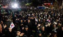 戏剧性的一天，韩国解除了戒严令，抗议者在议会与军队发生冲突