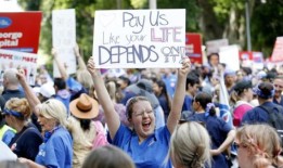 新南威尔士州的护士称，她们在抗议加薪时遭到了司机的辱骂