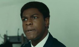 导演对约翰·波耶加的《叛军山脊》的退场说：“我愿意拿这部电影冒险”