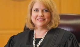 杰斐逊县(Jefferson County)法官德沃德(Anne Durward)表示哀悼，称其“公正公正”，并称赞其领导能力