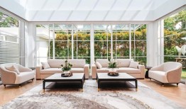 灵感来自于玻璃房子的概念，这个起居区提供了景观花园的全景。图片来源：IDW Design & Build