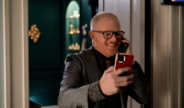 在百老汇出演CBS的《埃尔斯贝斯》12次