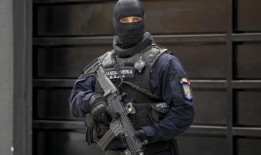 由于涉及未成年人的新指控，警方突袭了安德鲁·塔特在罗马尼亚的家