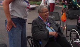 百年退休社区的居民们为赛船会的回归而兴奋不已