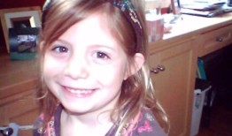 坐在泳池排水管上的女孩肠子被吸了出来，但在悲剧结束前幸存了下来