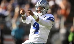 在得到新的4年合同后，帕克·普雷斯科特带领牛仔队在首场比赛中以33胜17负击败布朗队