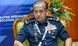 在有报道称武吉安曼进行重大改组后，总警长对媒体说，不要陷入打破新闻和负责任的竞争中