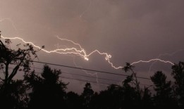 16岁的佛罗里达女孩和她的父亲在打猎时被闪电击中：青少年在家人的陪伴下死亡