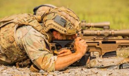 陆军狙击手制服了一名试图在飞行途中打开飞机出口的男子