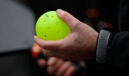 新的，更安静的匹克球设备在运动的噪音问题上摇摆-蒙特雷先驱报