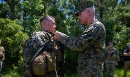 一名下士在海军陆战队高层面前发表了演讲，并获得了晋升