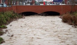 暴雨袭击英国，发出洪水警报