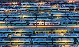 由于德国运输工人罢工，公共汽车、电车和火车被取消