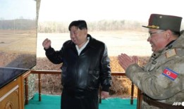 朝鲜的金正恩监督“超大型”火箭发射演习