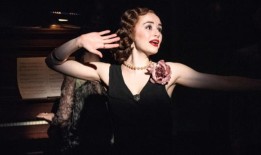 薄荷剧院的世界首演制作成为一个女人免费流