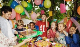 马克斯·维斯塔潘凭借巴林大奖赛的胜利开始了F1冠军防守