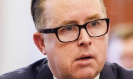 前澳航首席执行官艾伦？乔伊斯(Alan Joyce)为澳航打造了数十年的奢华生涯