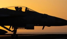 美军在“友军误伤”事件中击落了自己的战斗机，两名飞行员弹射逃生