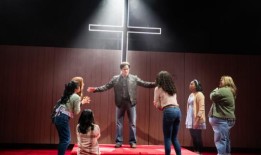 外百老汇的“牙齿”宣布第二次延期