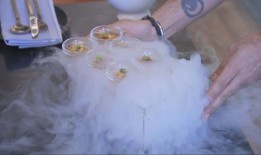 在海湾附近：东区的美食家咖啡馆在举办跨年派对，他们有化学天赋