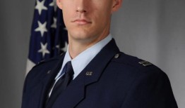 家人和朋友哀悼在日本鱼鹰坠机事件中遇难的8名飞行员