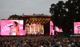 音乐会发起人丹尼斯·戴斯蒙德的合资企业支付了4900万英镑的股息