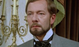 整个首都都在议论沃库斯基与《玩偶》导演的恋情当她拒绝他时，他用另一个来“安慰自己”