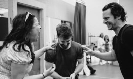 照片：在排演室内为即将到来的百老汇复兴欢乐我们一起滚