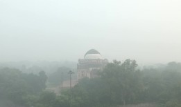 排灯节后的空气质量：排灯节后浓重的烟雾笼罩了德里，阿南德维哈尔的空气质量指数达到849