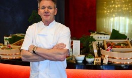 F1合作伙伴与米其林星级厨师戈登拉姆齐在高级F1车库