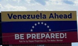 有争议的“委内瑞拉前方”广告牌欢迎进入科罗拉多州的司机