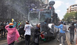 肯尼亚抗议者冲进议会，一人在集会中丧生