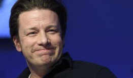 厨师杰米·奥利弗的儿童书在受到澳大利亚土著居民的批评后被撤回