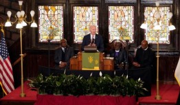 妮基·黑利在拜登访问2015年大规模枪击事件发生的查尔斯顿教堂时打断了他