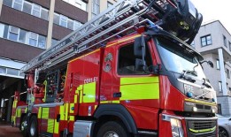 热灰点燃煤气管道后，道格拉斯的房主勉强避免了爆炸