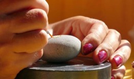 彩绘岩石将风电话亭变成了公共治疗的空间