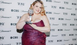 邦妮·米利根谈她在《泰坦尼克号》中的爱丽丝·比恩是如何向维多利亚·克拉克“有趣的小小致敬”