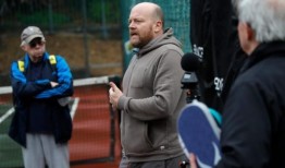 新的，更安静的匹克球设备在运动的噪音问题上摇摆-蒙特雷先驱报