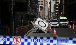 悉尼地铁站上方的脚手架倒塌，压垮了货车