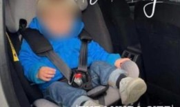 Mountain Buggy为男孩穿着夹克坐在汽车座椅上的照片道歉