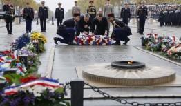 与此同时，马克龙重申在特朗普的不确定性下对乌克兰的“坚定”支持